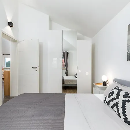 In Barbariga-apartment 4 شقة بيروغ