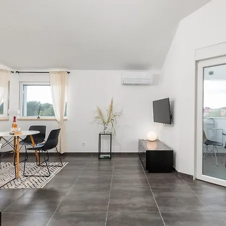 In Barbariga-apartment 4 شقة